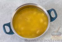 Фото приготовления рецепта: Куриный суп с рисовой лапшой, консервированным горошком и соевым соусом - шаг №7