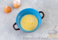 Фото приготовления рецепта: Куриный суп с рисовой лапшой, консервированным горошком и соевым соусом - шаг №10