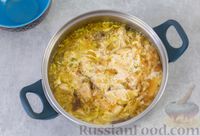 Фото приготовления рецепта: Куриный суп с рисовой лапшой, консервированным горошком и соевым соусом - шаг №11