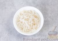 Фото приготовления рецепта: Куриный суп с рисовой лапшой, консервированным горошком и соевым соусом - шаг №12
