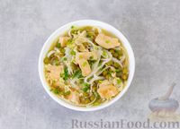 Фото приготовления рецепта: Куриный суп с рисовой лапшой, консервированным горошком и соевым соусом - шаг №13