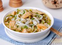 Фото приготовления рецепта: Куриный суп с рисовой лапшой, консервированным горошком и соевым соусом - шаг №14
