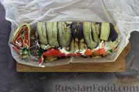 Фото приготовления рецепта: Рулет из баклажанов с болгарским перцем и фетой - шаг №16