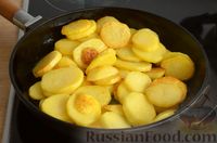 Фото приготовления рецепта: Жареная картошка с яблоками - шаг №5