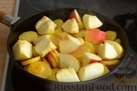 Фото приготовления рецепта: Жареная картошка с яблоками - шаг №6