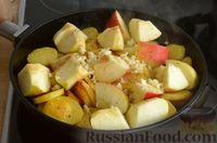 Фото приготовления рецепта: Жареная картошка с яблоками - шаг №7