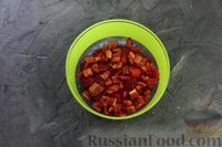 Фото приготовления рецепта: Салат с ветчиной, огурцами, болгарским перцем и яйцами - шаг №2
