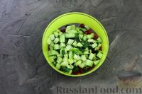Фото приготовления рецепта: Салат с ветчиной, огурцами, болгарским перцем и яйцами - шаг №3