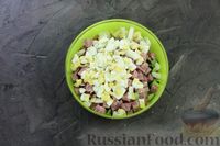Фото приготовления рецепта: Салат с ветчиной, огурцами, болгарским перцем и яйцами - шаг №5