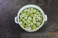 Фото приготовления рецепта: Салат с цветной капустой, болгарским перцем и маринованными шампиньонами - шаг №3