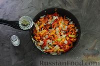 Фото приготовления рецепта: Салат с цветной капустой, болгарским перцем и маринованными шампиньонами - шаг №8
