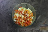 Фото приготовления рецепта: Салат с цветной капустой, болгарским перцем и маринованными шампиньонами - шаг №9