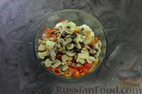 Фото приготовления рецепта: Салат с цветной капустой, болгарским перцем и маринованными шампиньонами - шаг №10