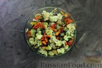 Фото приготовления рецепта: Салат с цветной капустой, болгарским перцем и маринованными шампиньонами - шаг №13