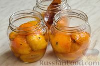 Фото приготовления рецепта: Персики в пряном винном сиропе (на зиму) - шаг №11