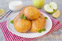 Фото к рецепту: Творожные пирожки с карамелизированными яблоками (в духовке)