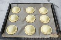 Фото приготовления рецепта: Творожные пирожки с карамелизированными яблоками (в духовке) - шаг №18