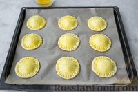 Фото приготовления рецепта: Творожные пирожки с карамелизированными яблоками (в духовке) - шаг №19