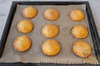 Фото приготовления рецепта: Творожные пирожки с карамелизированными яблоками (в духовке) - шаг №20