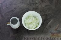 Фото приготовления рецепта: Слоёный салат с курицей, сладким перцем, помидорами и маринованными грибами - шаг №5