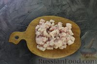 Фото приготовления рецепта: Слоёный салат с курицей, сладким перцем, помидорами и маринованными грибами - шаг №2