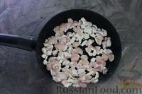 Фото приготовления рецепта: Слоёный салат с курицей, сладким перцем, помидорами и маринованными грибами - шаг №3