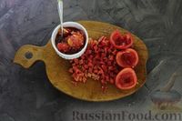 Фото приготовления рецепта: Слоёный салат с курицей, сладким перцем, помидорами и маринованными грибами - шаг №11
