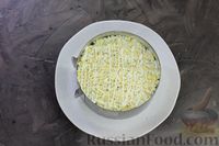 Фото приготовления рецепта: Слоёный салат с курицей, сладким перцем, помидорами и маринованными грибами - шаг №10