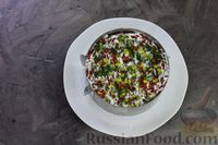 Фото приготовления рецепта: Слоёный салат с курицей, сладким перцем, помидорами и маринованными грибами - шаг №13