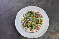 Фото приготовления рецепта: Слоёный салат с курицей, сладким перцем, помидорами и маринованными грибами - шаг №14
