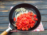 Фото приготовления рецепта: Салат с помидорами, огурцами и яичной заправкой - шаг №4
