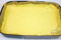 Фото приготовления рецепта: Песочный пирог с чёрной смородиной - шаг №5
