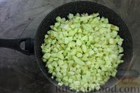 Фото приготовления рецепта: Яблочно-грушевое варенье с корицей (в сковороде) - шаг №4