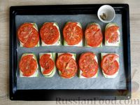 Фото приготовления рецепта: Кабачки, запечённые с помидорами, майонезом и сыром - шаг №9