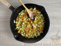 Фото приготовления рецепта: Гречка с кабачками и помидорами, на сковороде - шаг №8