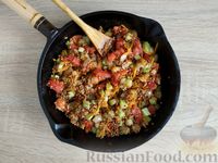 Фото приготовления рецепта: Гречка с кабачками и помидорами, на сковороде - шаг №12