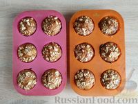 Фото приготовления рецепта: Медовые кексы с яблоками и орехами - шаг №14
