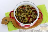 Фото приготовления рецепта: Грибной суп с баклажанами и сладким перцем (на курином бульоне) - шаг №11