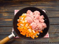 Фото приготовления рецепта: Рагу с индейкой, кабачками, картошкой и сладким перцем - шаг №4