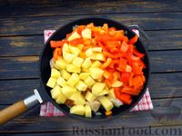 Фото приготовления рецепта: Рагу с индейкой, кабачками, картошкой и сладким перцем - шаг №8