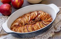 Фото к рецепту: Яблоки, запечённые с орехами, корицей, изюмом и мёдом