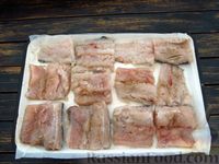 Фото приготовления рецепта: Запечённая рыба под луково-морковной "шубой" и сметаной - шаг №11