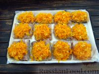 Фото приготовления рецепта: Запечённая рыба под луково-морковной "шубой" и сметаной - шаг №12