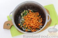 Фото приготовления рецепта: Куриный суп с цукини и сельдереем - шаг №5