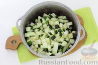 Фото приготовления рецепта: Куриный суп с цукини и сельдереем - шаг №6