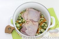 Фото приготовления рецепта: Куриный суп с цукини и сельдереем - шаг №8