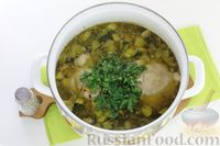 Фото приготовления рецепта: Куриный суп с цукини и сельдереем - шаг №11