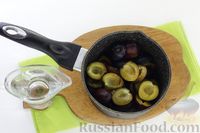 Фото приготовления рецепта: Сливовое варенье с грецкими орехами и бренди - шаг №3