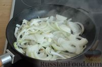 Фото приготовления рецепта: Баклажаны, запечённые с томатно-луковым соусом и сыром - шаг №6
