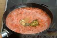 Фото приготовления рецепта: Баклажаны, запечённые с томатно-луковым соусом и сыром - шаг №9